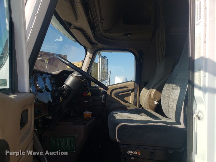 image for item GA9437 2005 International 9400i semi truck