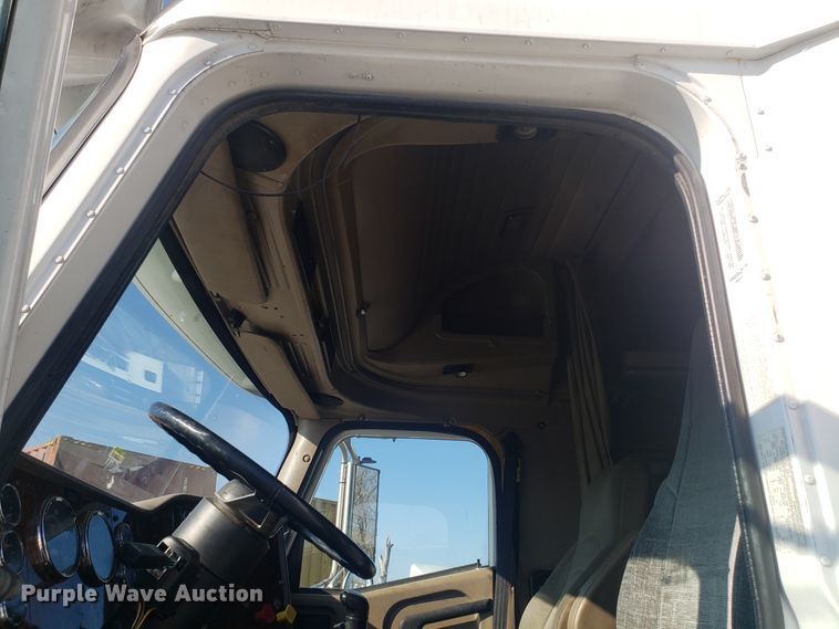 image for item GA9437 2005 International 9400i semi truck