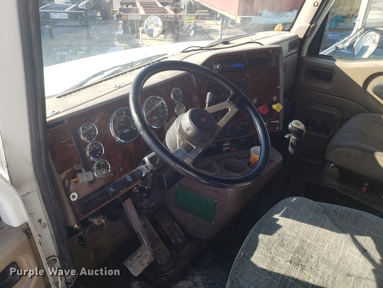 image for item GA9437 2005 International 9400i semi truck