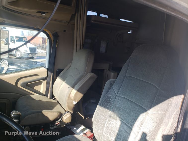 image for item GA9437 2005 International 9400i semi truck