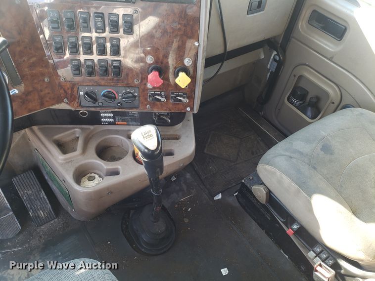 image for item GA9437 2005 International 9400i semi truck