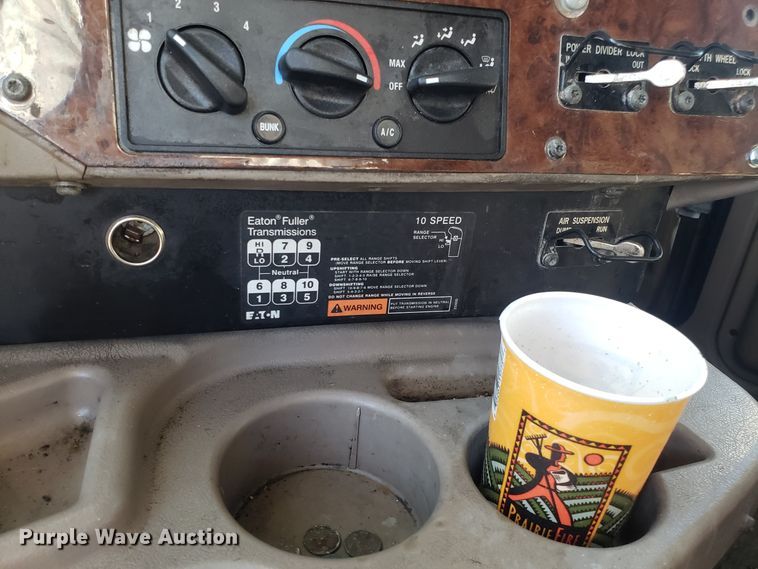 image for item GA9437 2005 International 9400i semi truck