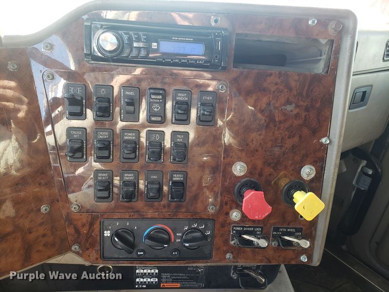 image for item GA9437 2005 International 9400i semi truck