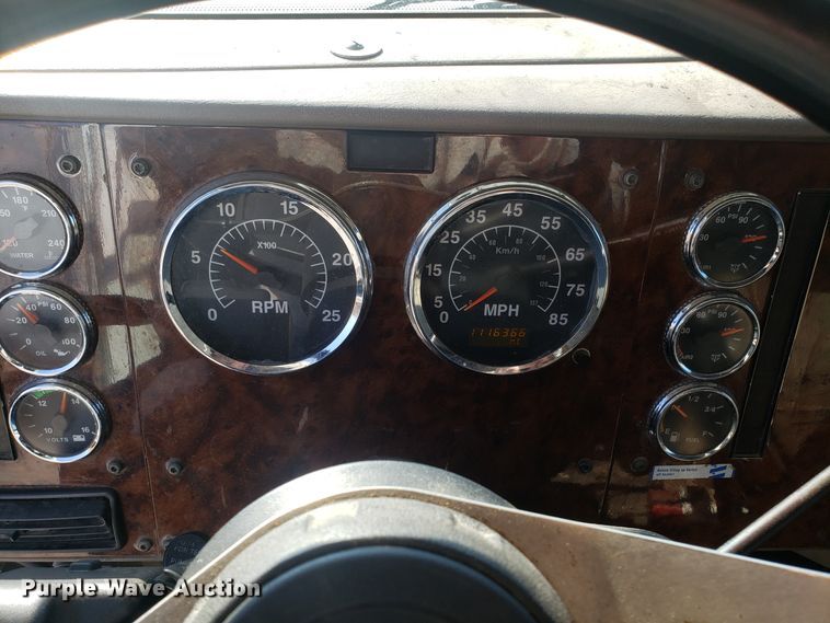 image for item GA9437 2005 International 9400i semi truck