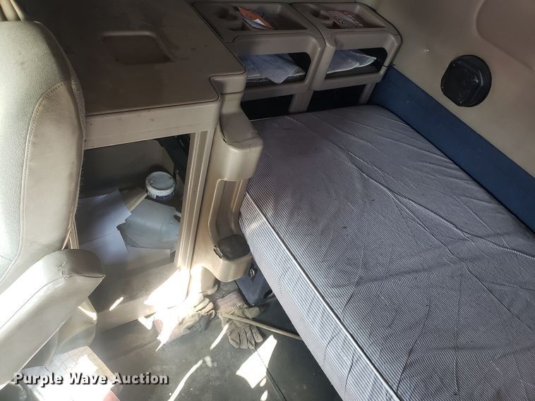 image for item GA9437 2005 International 9400i semi truck