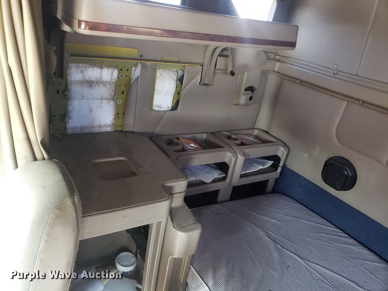 image for item GA9437 2005 International 9400i semi truck