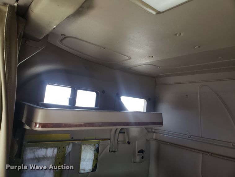 image for item GA9437 2005 International 9400i semi truck