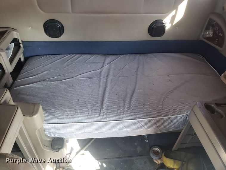 image for item GA9437 2005 International 9400i semi truck