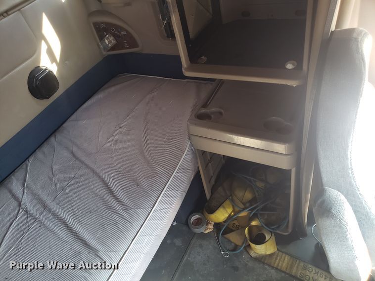 image for item GA9437 2005 International 9400i semi truck