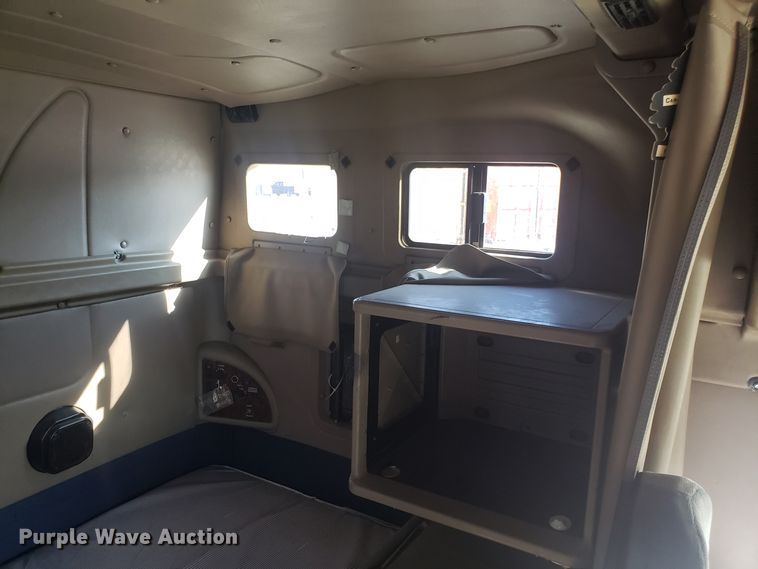 image for item GA9437 2005 International 9400i semi truck