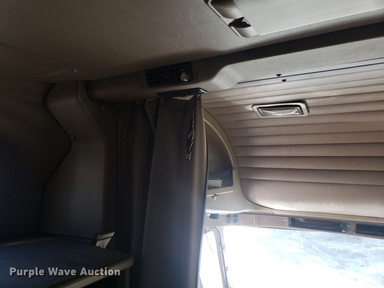 image for item GA9437 2005 International 9400i semi truck