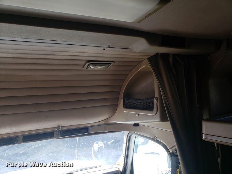 image for item GA9437 2005 International 9400i semi truck