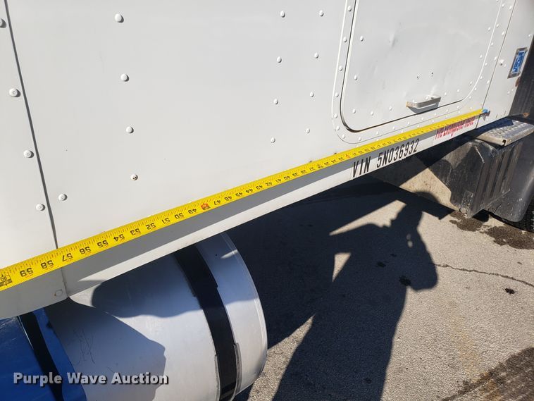 image for item GA9437 2005 International 9400i semi truck