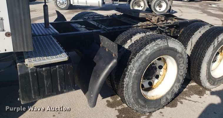 image for item GA9437 2005 International 9400i semi truck