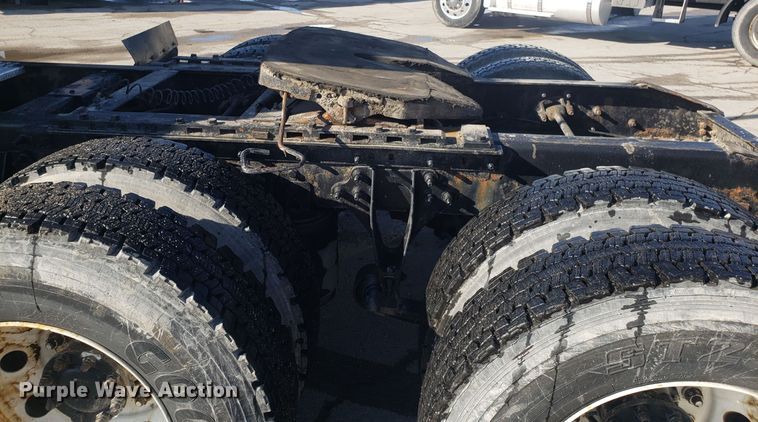 image for item GA9437 2005 International 9400i semi truck