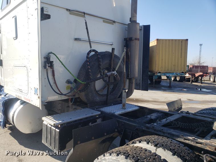 image for item GA9437 2005 International 9400i semi truck