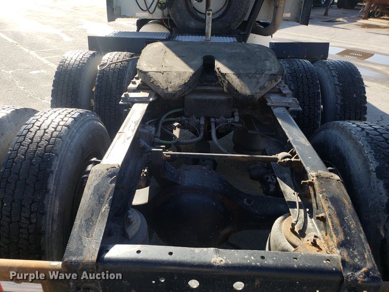 image for item GA9437 2005 International 9400i semi truck