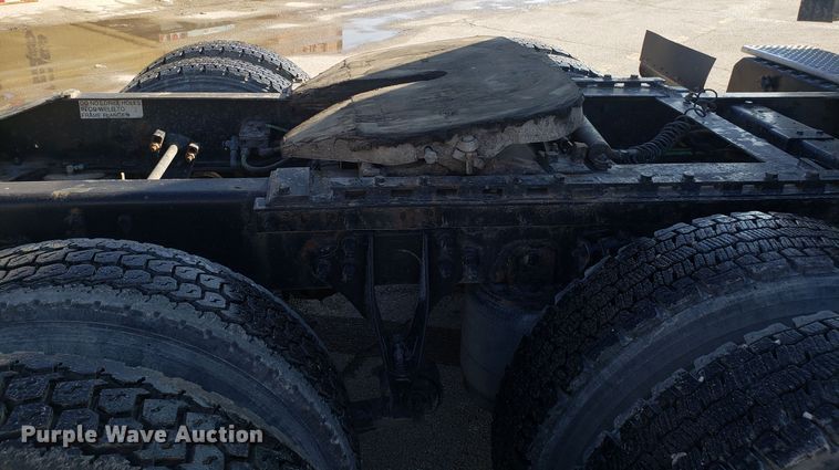 image for item GA9437 2005 International 9400i semi truck