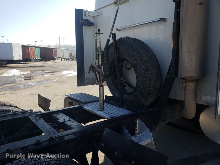 image for item GA9437 2005 International 9400i semi truck