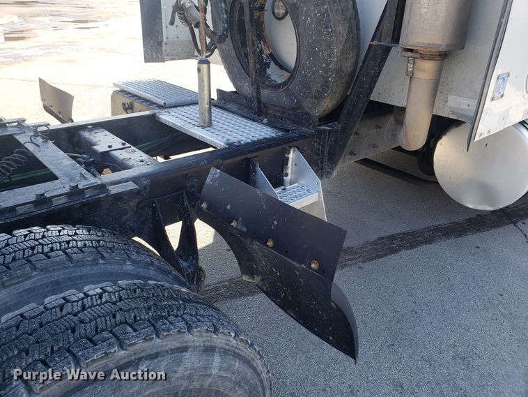 image for item GA9437 2005 International 9400i semi truck