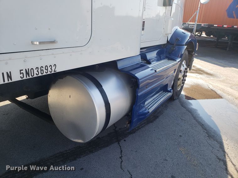 image for item GA9437 2005 International 9400i semi truck