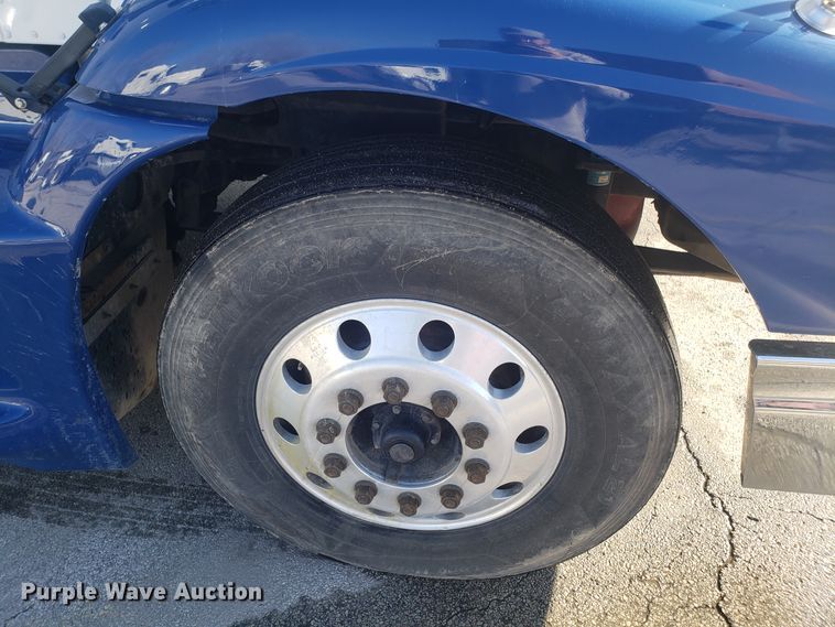 image for item GA9437 2005 International 9400i semi truck