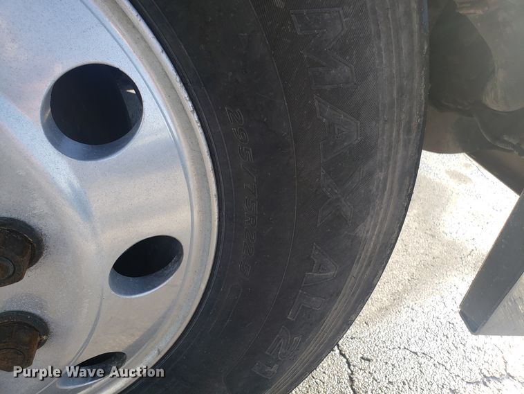 image for item GA9437 2005 International 9400i semi truck