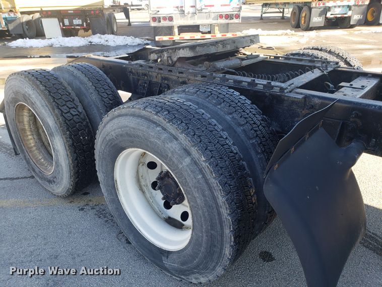 image for item GA9437 2005 International 9400i semi truck