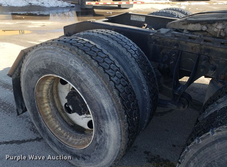 image for item GA9437 2005 International 9400i semi truck