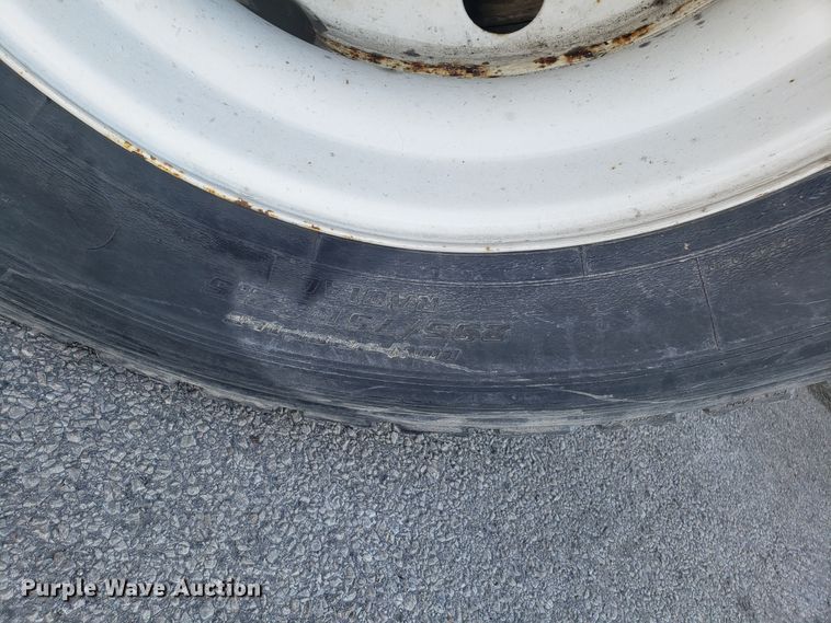 image for item GA9437 2005 International 9400i semi truck