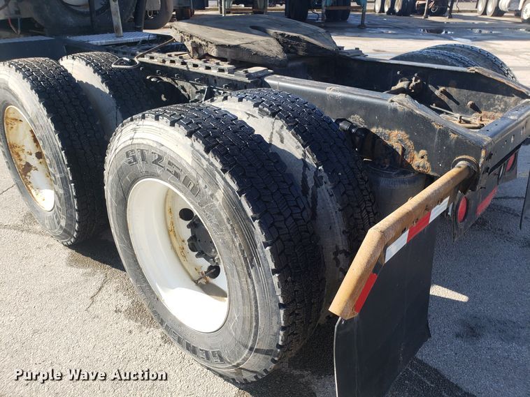 image for item GA9437 2005 International 9400i semi truck