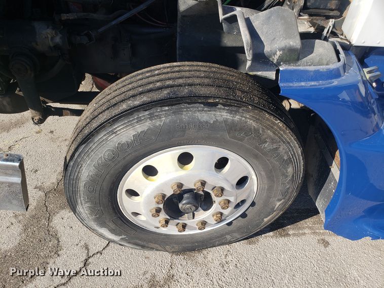 image for item GA9437 2005 International 9400i semi truck