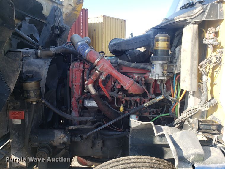 image for item GA9437 2005 International 9400i semi truck