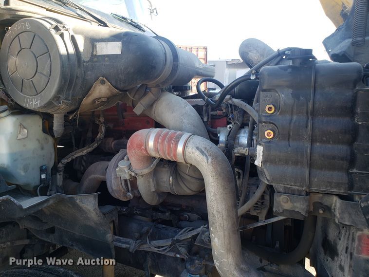 image for item GA9437 2005 International 9400i semi truck