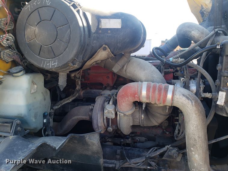 image for item GA9437 2005 International 9400i semi truck