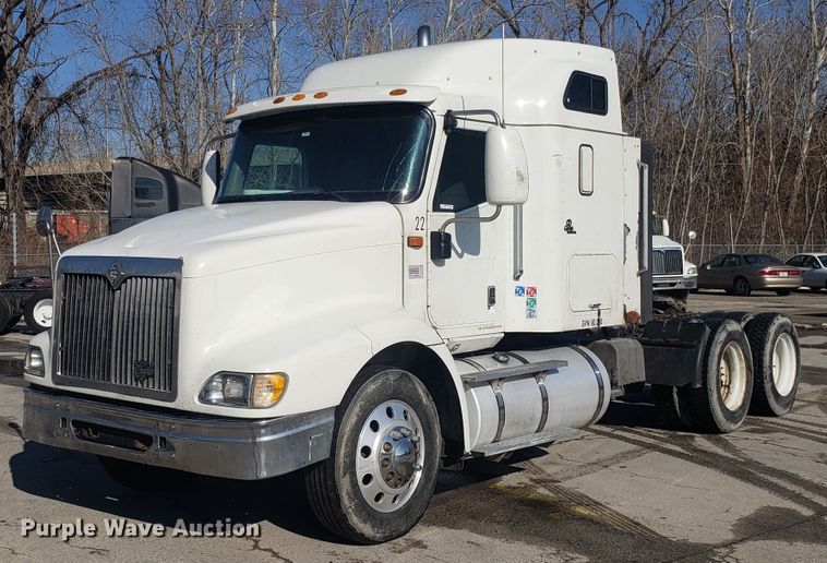 image for item GA9438 2000 International 9200i semi truck