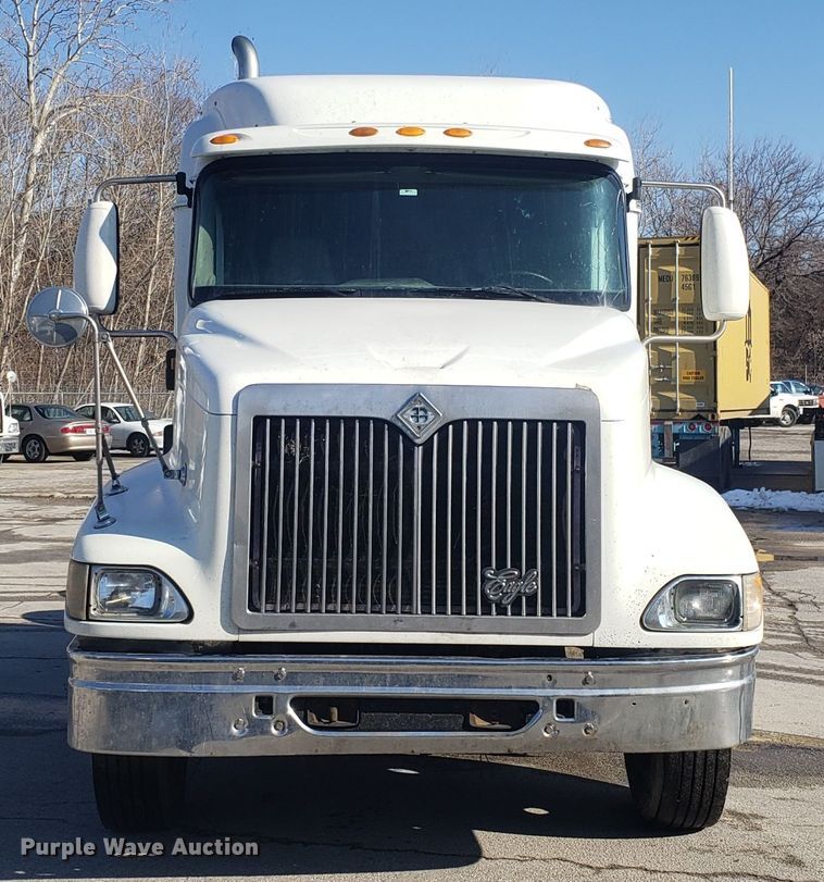 image for item GA9438 2000 International 9200i semi truck