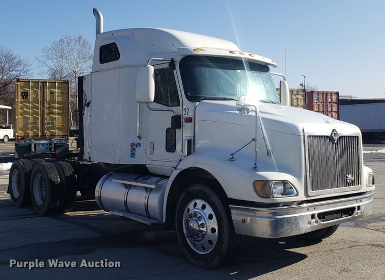 image for item GA9438 2000 International 9200i semi truck