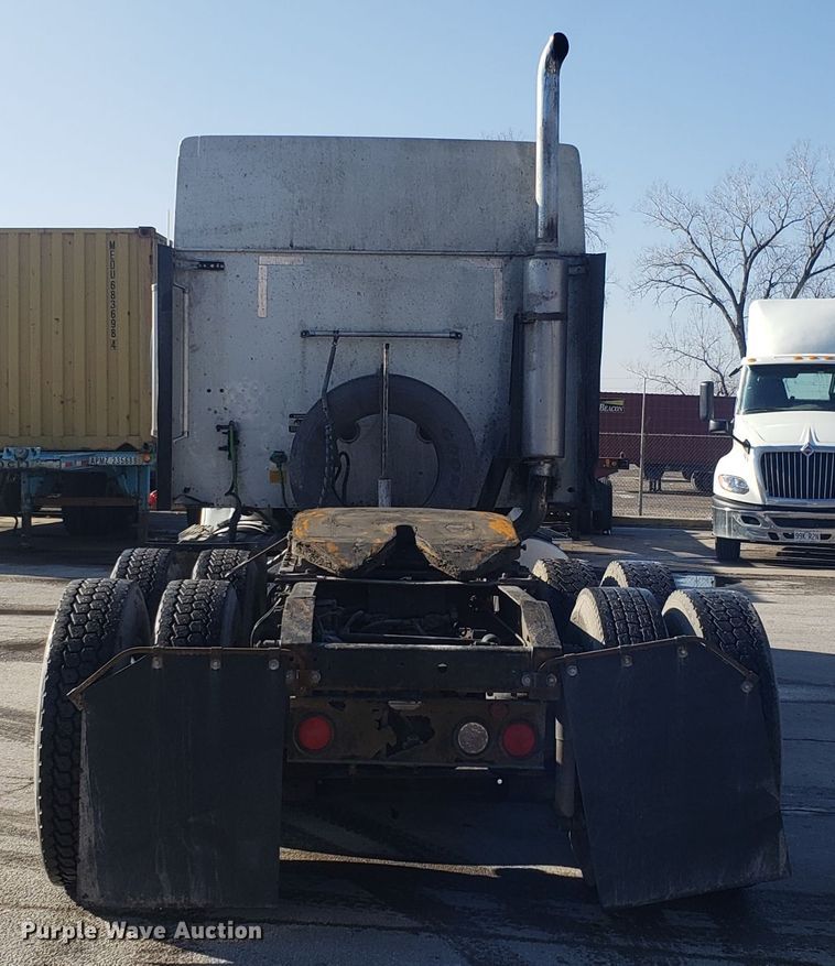 image for item GA9438 2000 International 9200i semi truck