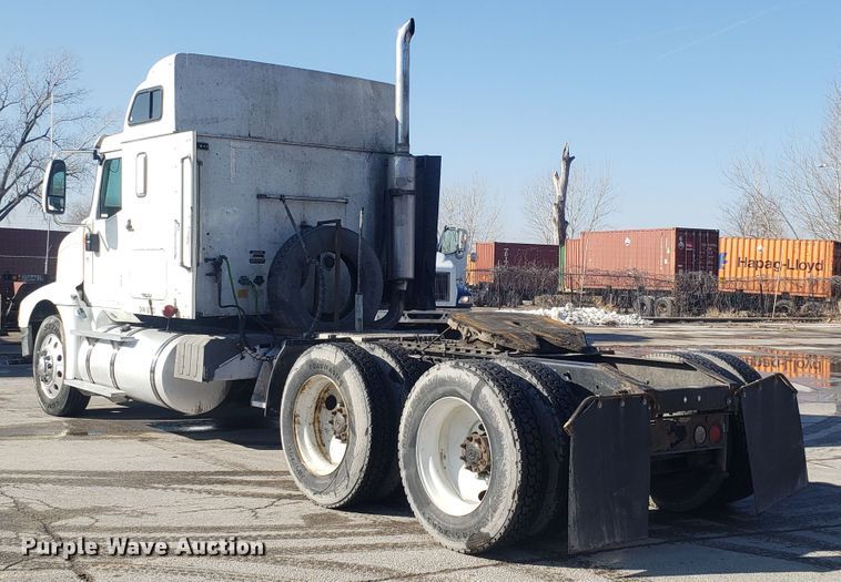 image for item GA9438 2000 International 9200i semi truck