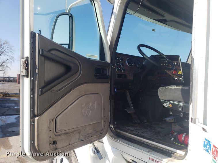 image for item GA9438 2000 International 9200i semi truck