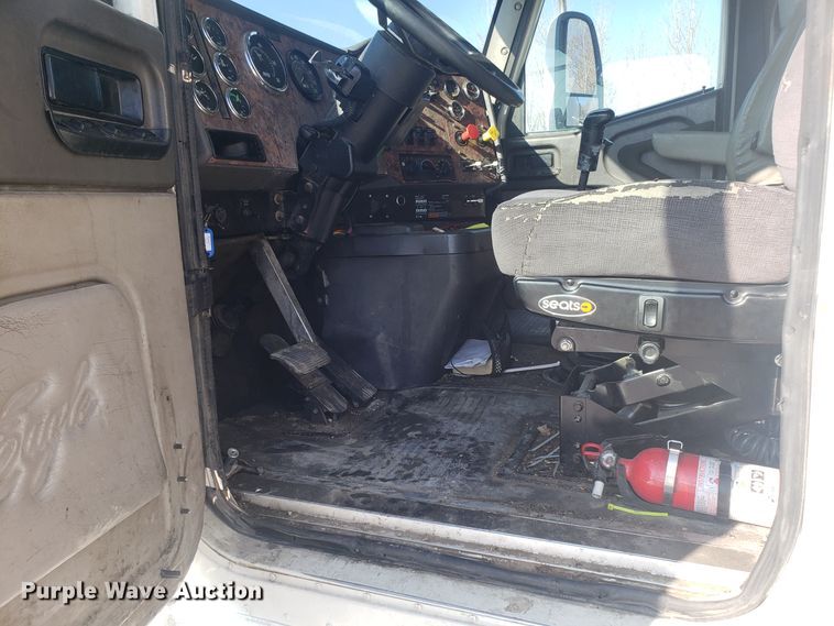 image for item GA9438 2000 International 9200i semi truck