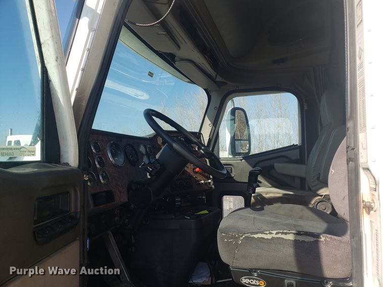 image for item GA9438 2000 International 9200i semi truck