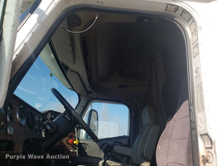 image for item GA9438 2000 International 9200i semi truck