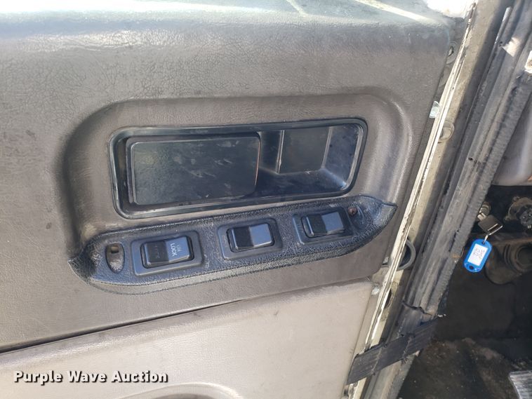 image for item GA9438 2000 International 9200i semi truck