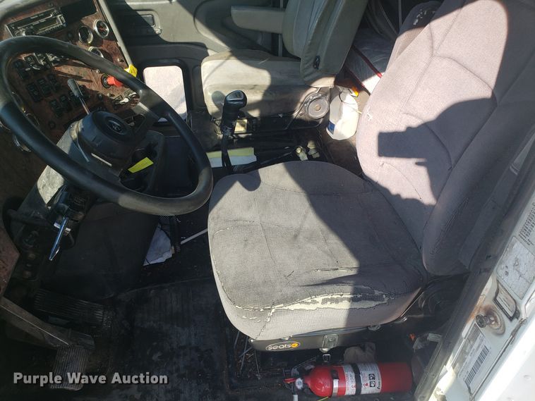 image for item GA9438 2000 International 9200i semi truck