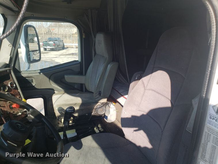 image for item GA9438 2000 International 9200i semi truck