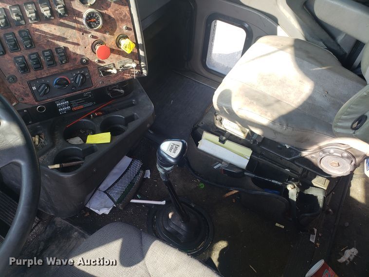 image for item GA9438 2000 International 9200i semi truck