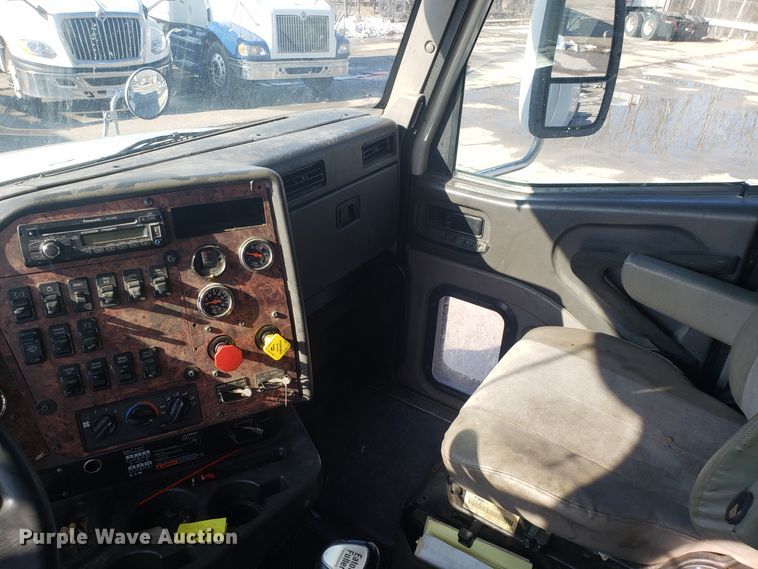 image for item GA9438 2000 International 9200i semi truck