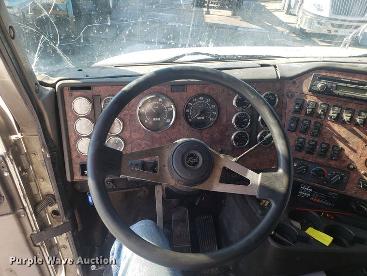 image for item GA9438 2000 International 9200i semi truck